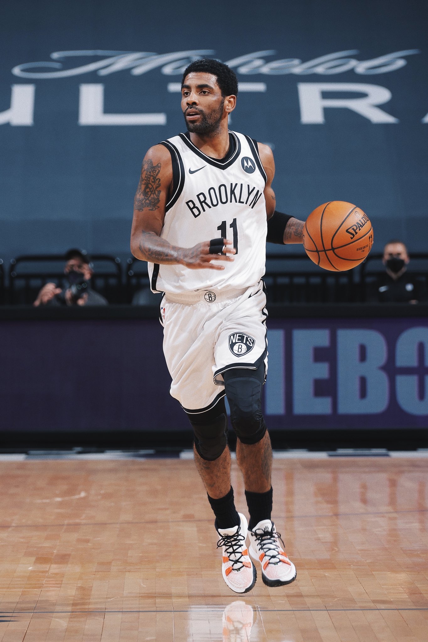 随着他的经 随着他的经